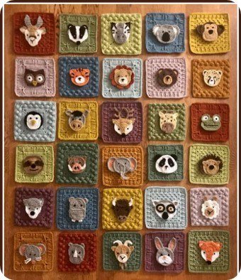Gehäkelte Decke aus 30 bunten Quadraten, auf jedem ein aufgenähtes Tiergesicht, zum Beispiel Koala, Panda, Fuchs, Löwe und Eule